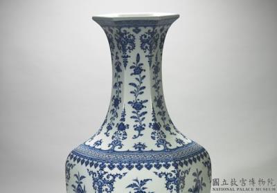 图片[2]-Hexagonal vase with floral decoration in underglaze blue, Qing dynasty, Qianlong reign (1736-1795)-China Archive